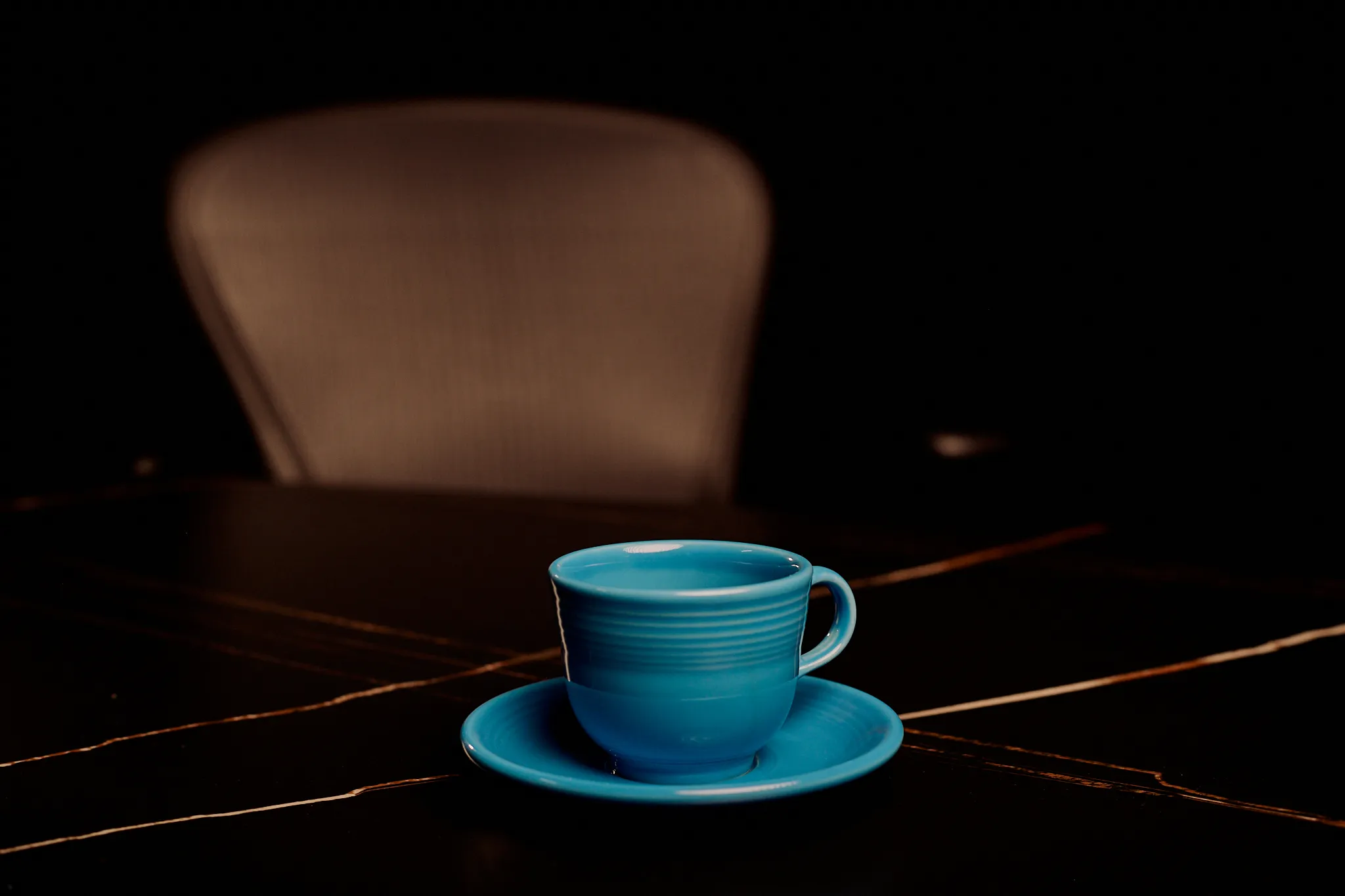 桌上的茶杯