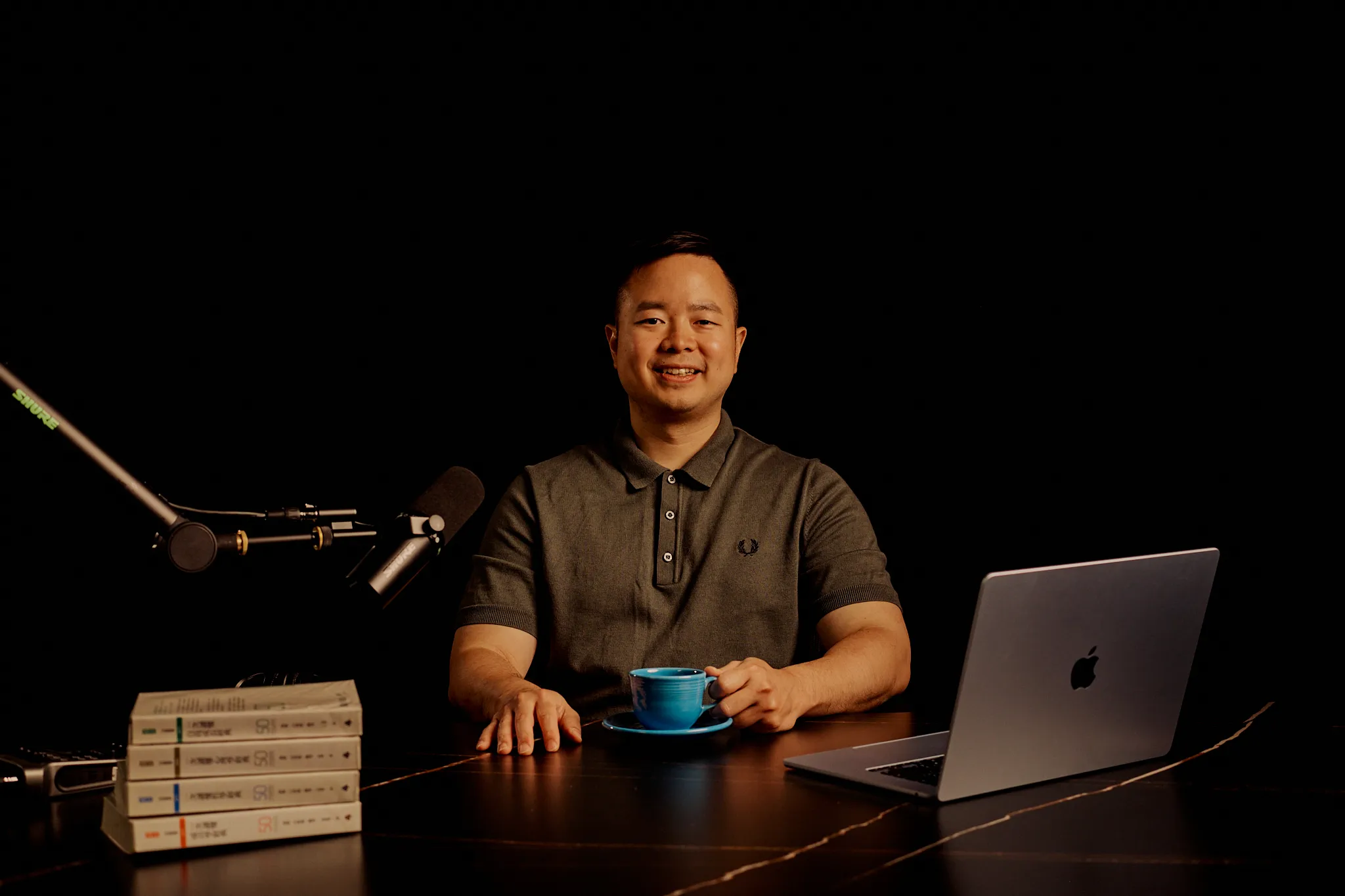 恩普拉氏 的工作室——書、麥克風、筆記型電腦